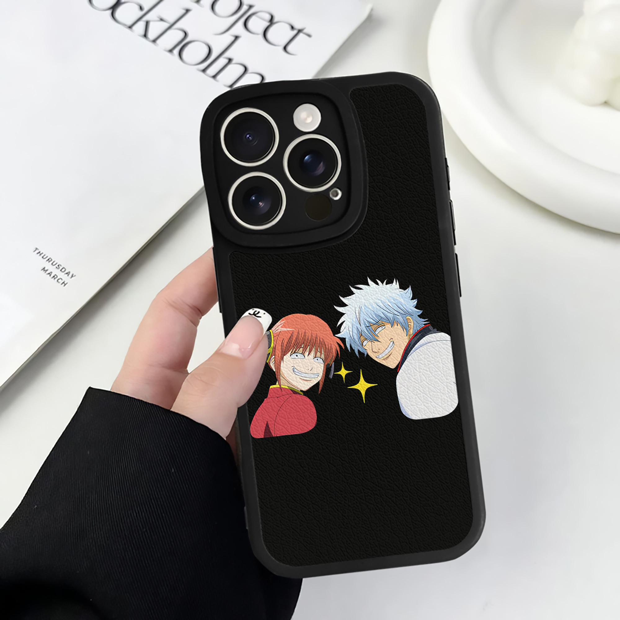 （画像用） ぎんたま 坂田銀時（さかたぎんとき） 神楽 志村新八（しむら しんぱち） GINTAMA Sakata Gintoki Kagura Shimura Shinpachi 【iPhone 16シリーズ対応】シリコンスマホケース（レザー調） 材質：シリコン